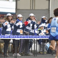 【横浜マラソン】帆船日本丸に給水所が出現！ 横浜マラソン名物「給水パフォーマンス」実施