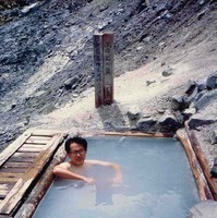 勇気を奮って本沢温泉の湯船に浸かる。幸いにして登山客の姿はなかった