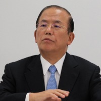 会見する組織委員会の武藤敏郎事務総長（9月1日）