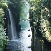貸しボートから眺める高千穂峡の真名井の滝（写真提供）高千穂町観光協会