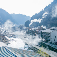 湯けむりに包まれる温泉街。ここに2泊する予定（写真提供）杖立温泉観光協会