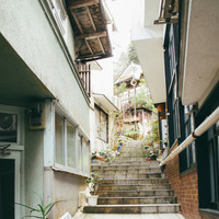 背戸屋（せどや）と呼ばれる狭い路地。地元ガイドによる案内が楽しみだ（写真提供）杖立温泉観光協会