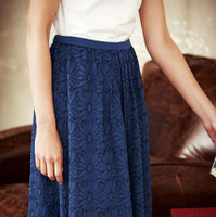 スタイリッシュなマーガレット柄を刺繍したスカート