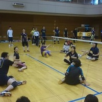 シッティングバレーボール教室開催…日本代表と一緒にプレー
