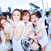 「泡フェスHIROSHIMA2015」開催…浜辺で泡まみれ！