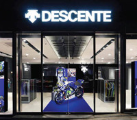 デサント、MotoGPランキング1位のヴァレンティーノ・ロッシ専用ウエアを限定販売
