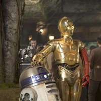 「スター・ウォーズ」最新写真解禁…左腕が赤いC-3PO 画像