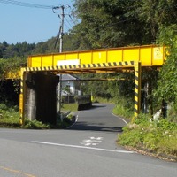 黄色に塗られたプレートガーダー橋は、きれいな外観を保っている