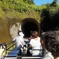 観光客を乗せ、トンネルへと突入するスーパーカート