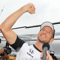 【F1 日本GP】引退が噂されるバトン、ファンの前で「ガンバリマス！」 画像