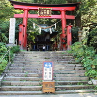 大鳥居の中央が県境。