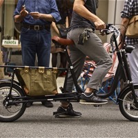 サイクルアーティスト、谷信雪さんが手がける自転車も来場者の目を引く