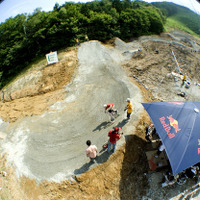 　7月26日（土）、長野県白馬八方尾根スキー場でMTB/BMXのコースを建設するイベント“Red Bull Digger（レッドブル・ディガー）”が開催され、コース完成を記念する走行イベントが行われた。