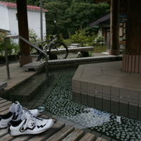 関東の温泉地として知られる水上温泉郷は一汗かいたサイクリングのあとに欠かせない。手ごろな価格で入れる日帰り温泉も数多くある。写真はコース途中の湯檜曽で見つけた足湯