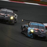 LMGTE-Amクラス優勝の#77 ポルシェ（手前）。