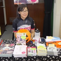 『いきなりロングライド!!～自転車女子、佐渡を走る～』の著者、アザミユウコさんも出展。彼女は本職のマンガ家＆イラストレーターということで、『いきなり～』は書店にも並ぶ