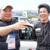 ヴィッツレース参加者の飯田滋さん（左）とネッツトヨタ東埼玉のエンジニアリーダー有馬康介さん（右）