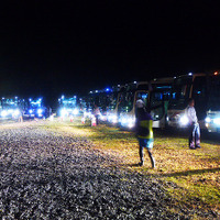 会場ちかくの駐車場は昼も夜も「大型バスの博覧会」といった雰囲気