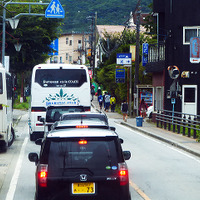 山中湖周辺の細い道に大型バスやバイクの列