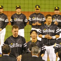 最優秀選手賞を受賞した李大浩、手前は優秀選手賞のリック・バンデンハーク、明石健志、武田翔太