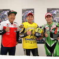 レース2のトップ3（左から津田拓也、中須賀克行、渡辺一樹）