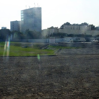 千駄ヶ谷門から国立競技場メインスタンドがあったあたりを見る