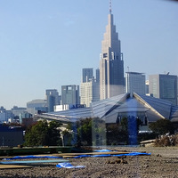 更地となった国立競技場の向こうに、東京体育館や新宿ビル群が見える