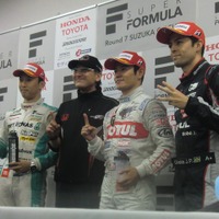 左から第2レース2位の一貴、優勝の手塚監督&山本、3位のオリベイラ。