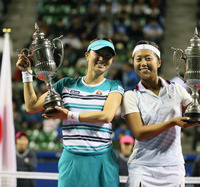 全日本テニス選手権、女子ダブルス優勝の久見香奈恵（左）