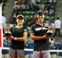全日本テニス選手権、ミックスダブルス優勝の二宮真琴（左）と綿貫裕介