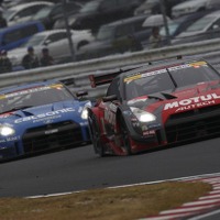 現在GT500ドライバーズランキング首位の#12 GT-R（後方）と、2点差で追うランク2位の#1 GT-R（前）。