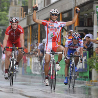 　第20回ツール・ド・おきなわは11月8日、沖縄県名護市内に設定された1周1.7kmのコースを30周するクリテリウム形式で第1ステージが行われ、新城幸也（梅丹本舗・GDR）がゴールスプリントを制して区間勝利を挙げた。