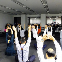 12月1日からのストレスチェック導入義務付けにあわせ、東京・新宿で11月30日に開催された「オフィスで運動プログラム体験会」のようす