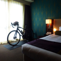 メルキュールホテル沖縄那覇は、スポーツサイクル専門店「Y's Road」とコラボし、「サイクリストルーム」（11部屋限定）も設置