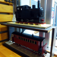 軽便与那原駅舎展示資料館入口にある汽車・客車の模型