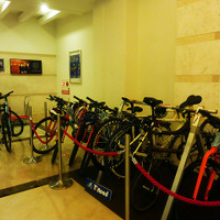 夜、メルキュールホテル沖縄那覇のフロントに集められたレンタサイクルやマイバイク