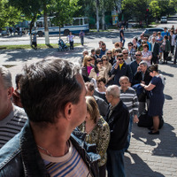 東ウクライナの独立を問う住民投票に集まる人びと（5月11日）