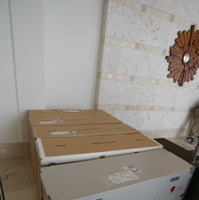 メルキュールホテル沖縄那覇に到着した輪行箱。手前がハニカムコア樹脂製のコーワBTBプロ