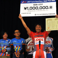 　全日本実業団自転車競技連盟は12月13日、08シーズンの総合優勝者としてスキル・シマノの狩野智也を表彰し、賞金100万円の小切手を渡した。狩野は「来年も連覇を狙います」と力強く語った。