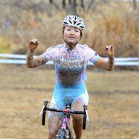 　第14回全日本シクロクロス選手権が12月14日に長野県飯田市の天竜峡特設コースで開催され、女子は豊岡英子（ayakotoyooka.com）が大会4連覇を達成した。