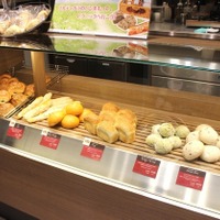 BURDIGALA STANDでは、パン2種類とドリンク1品を、朝食メニューとして注文できた