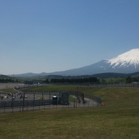 団長安田と小島よしおが表面上は仲よく自転車耐久を走る