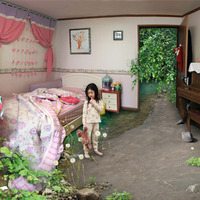 ウォン・ソンウォン《寝坊して》（「7歳の私」シリーズより）2010年タイプCプリント86×120cm