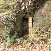 洞穴。ここで弘法大師が閑居したのかしらん、と妄想してみる。奥には怖いので入らなかった。