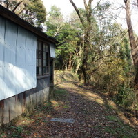 ボロボロの小屋。この小屋に住んで閑居してもいいかなと一瞬だけ思った。