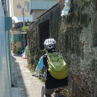 狭い路地が広がる安平の老街（古い町並み）を自転車で巡る