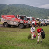 日野レンジャーをパルクフェルメに収めた菅原照仁と杉浦博之