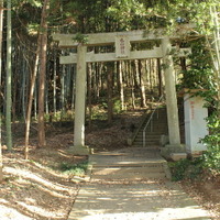 登山口は丸山神社の入口。近くにはゲートボールを楽しむお年寄りの姿が