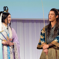 auが2016年Spring発表会を開催。CMで乙姫を演じる菜々緒（左）と浦島太郎役の桐谷健太（2016年1月12日）