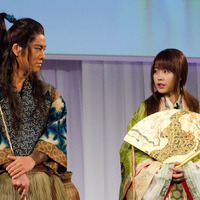 auが2016年Spring発表会を開催。CMで浦島太郎役の桐谷健（左）と有村架純（2016年1月12日）